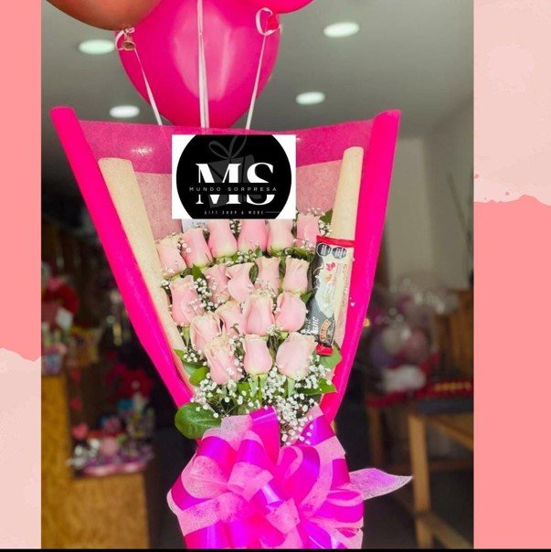 Ramillete de rosas con globos y chocolate
