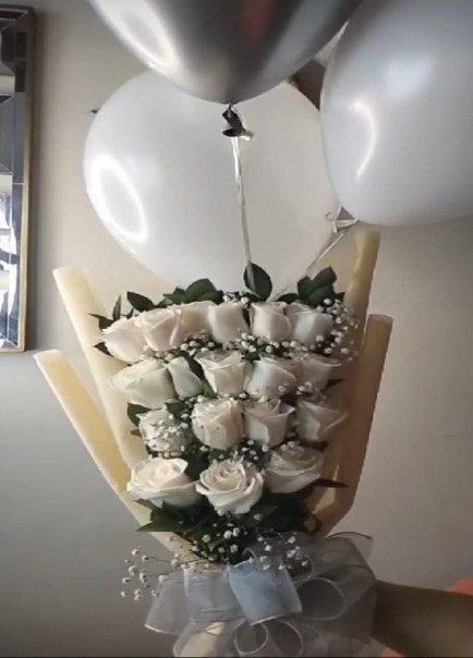 Ramo con rosas blancas